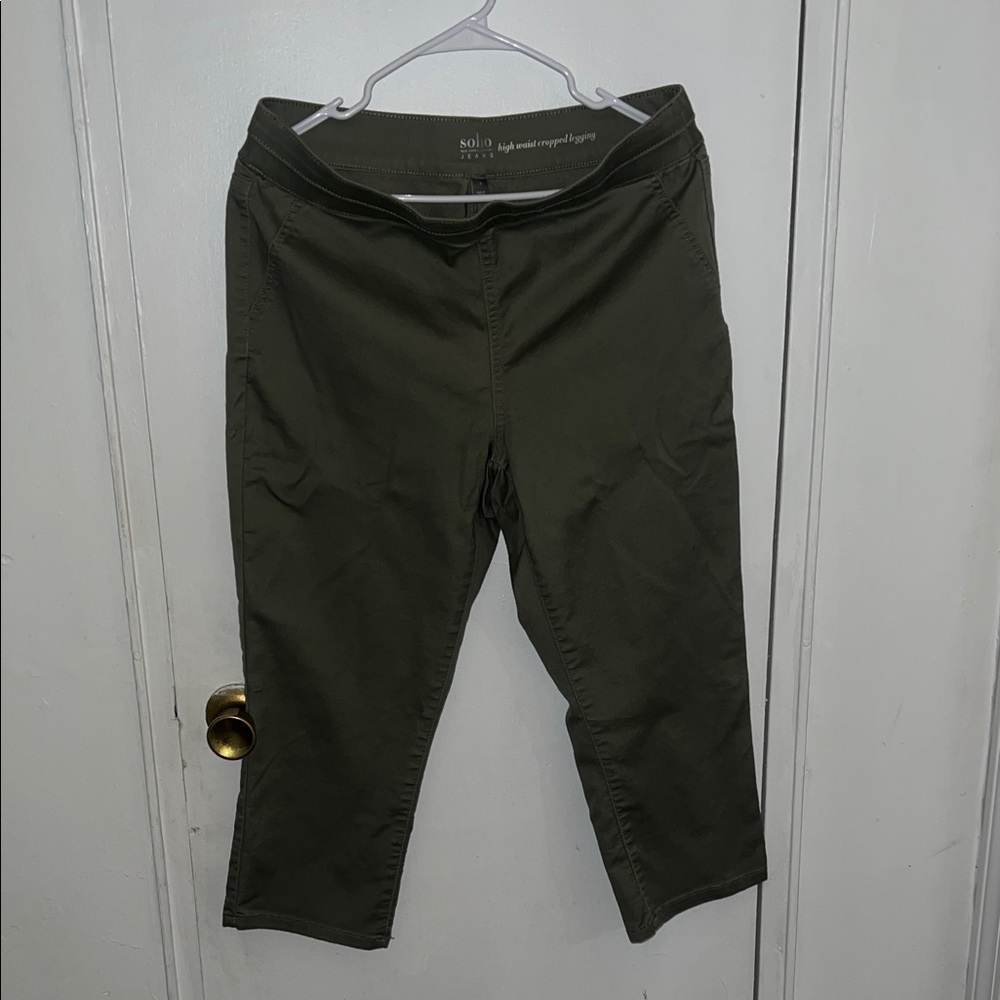 NY & Company Soho Women’s size Large Olive Green Cropped Leggings